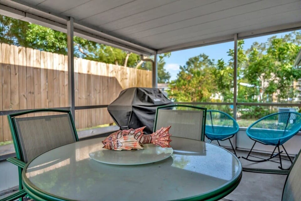 Al fresco feels, backyard privacy—grill and chill in total comfort