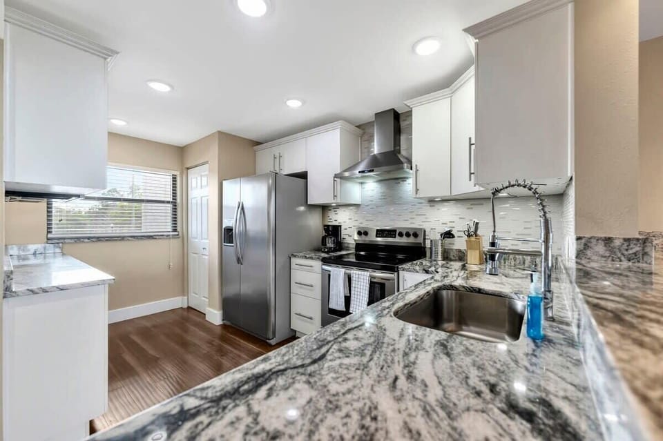 Pour yourself a coffee or a mimosa — this granite-countered beauty is ready for all your delicious adventures