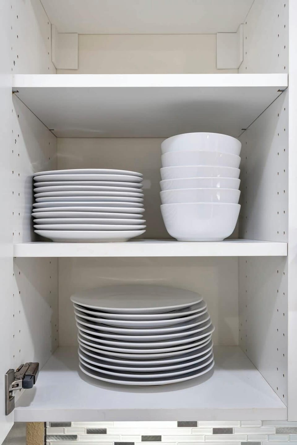 Bon appétit! Freshly cleaned dishes awaiting your culinary creations