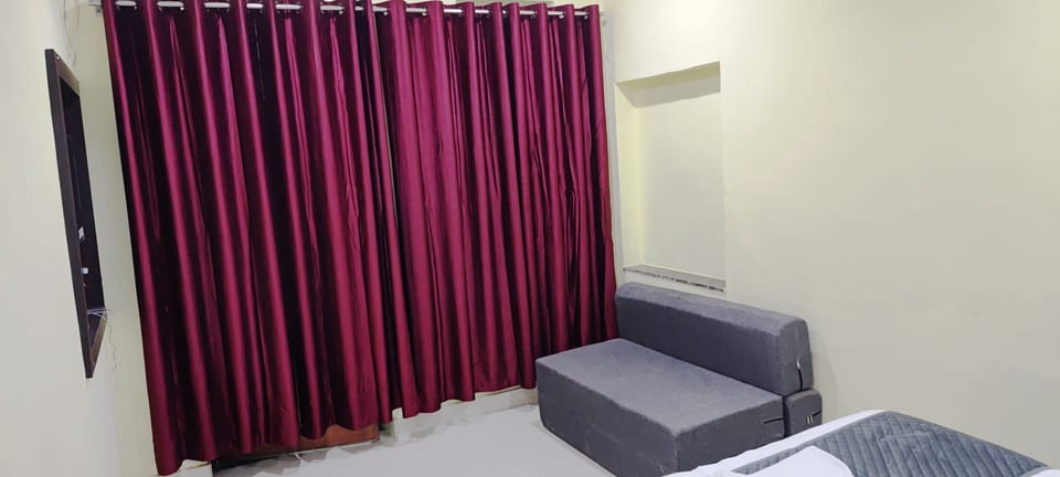 Family Double Room | Desk, free WiFi
