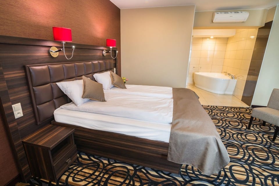 Premium bedding, minibar, desk, laptop workspace