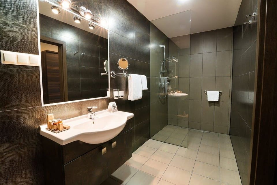 Premium bedding, minibar, desk, laptop workspace