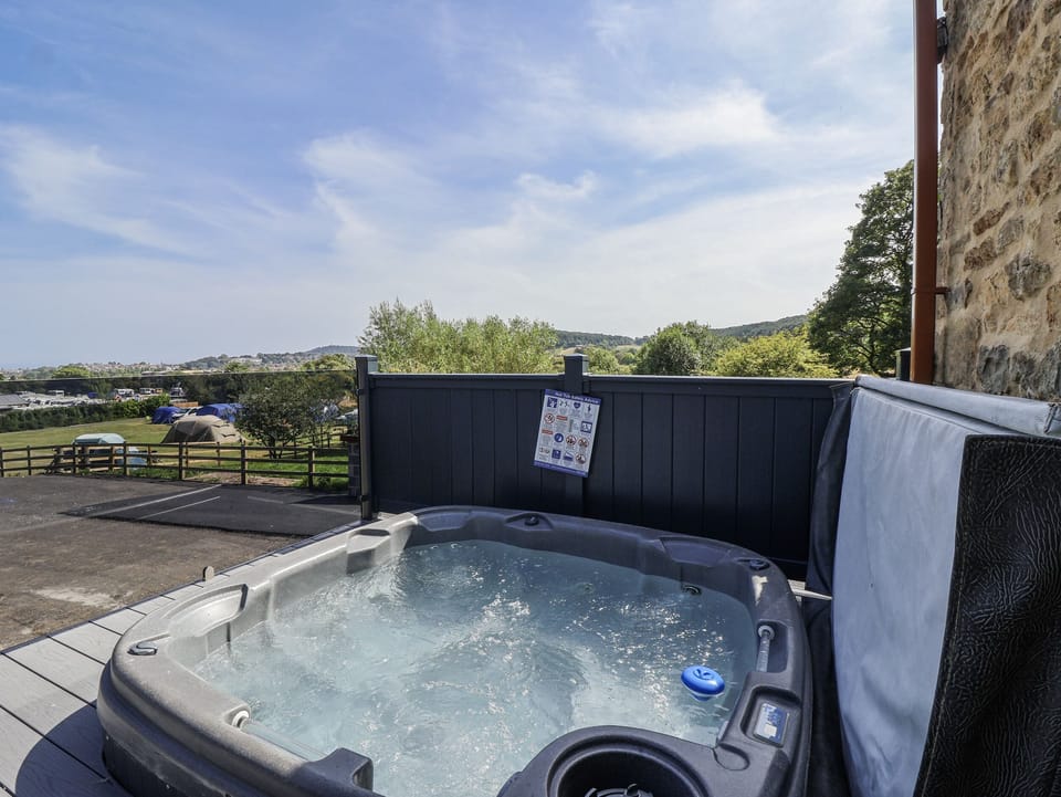Cottage | Outdoor spa tub