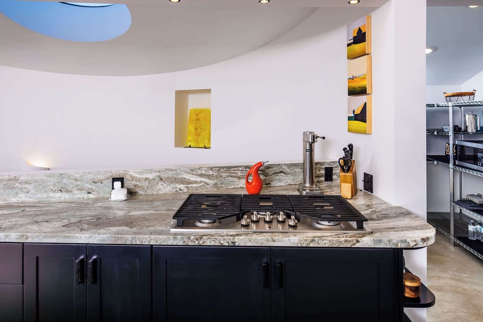 Beautiful full kitchen with granite counters