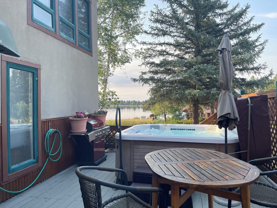 Hot tub, BBQ pit and screen privacy deck with lakeview