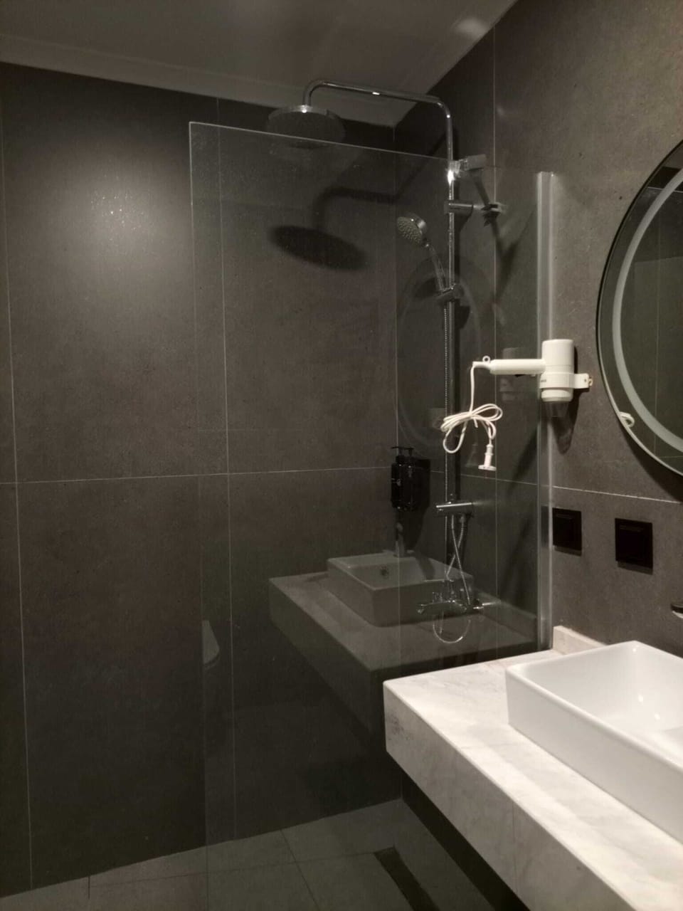 Deluxe Triple Room | Bathroom | Towels, soap, shampoo, toilet paper