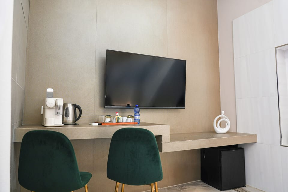 Prestige Suite | Egyptian cotton sheets, premium bedding, memory foam beds, minibar