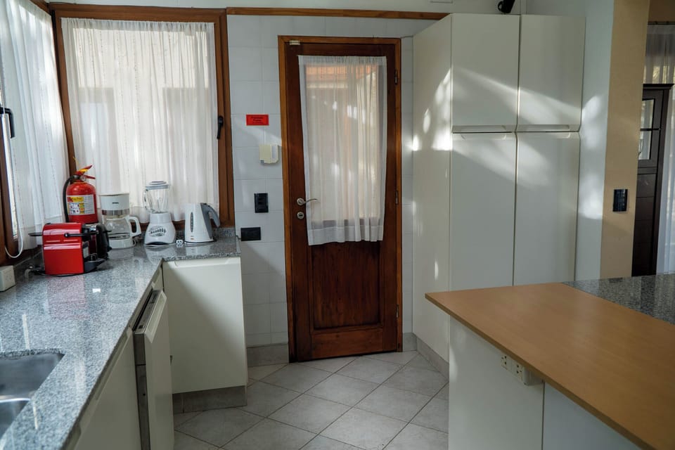 House, Lake View | Private kitchen | Electric kettle