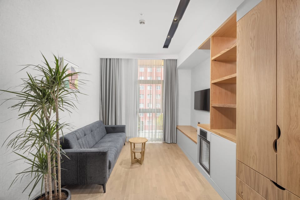 Suite, 1 Bedroom | Living area