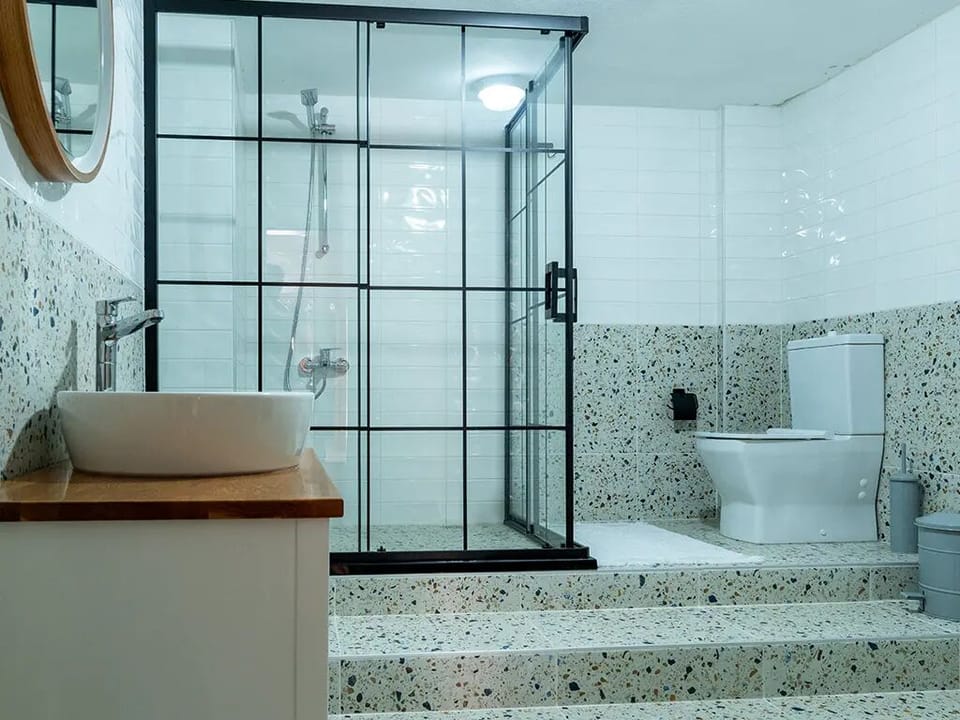 Comfort Quadruple Room, Courtyard View | Bathroom | Hair dryer, towels, soap, shampoo