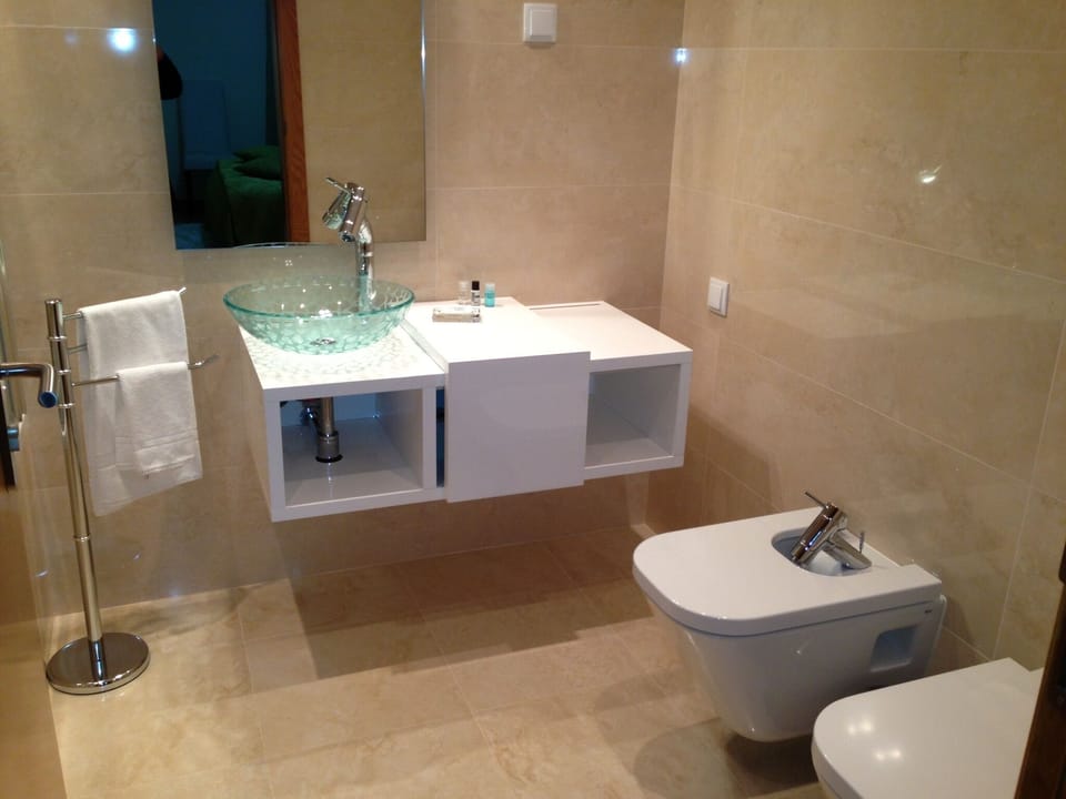 Basic Double Room, 1 Double Bed, Private Bathroom | Bathroom | Free toiletries, hair dryer, towels