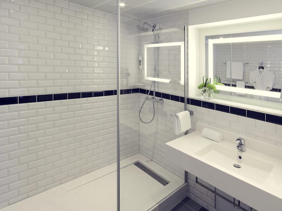 Deluxe Room, 1 Double Bed | Minibar, in-room safe, desk, soundproofing