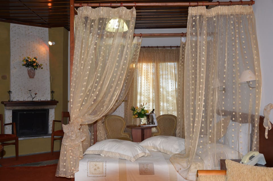 Junior Suite, Fireplace, Sea View | Desk, bed sheets