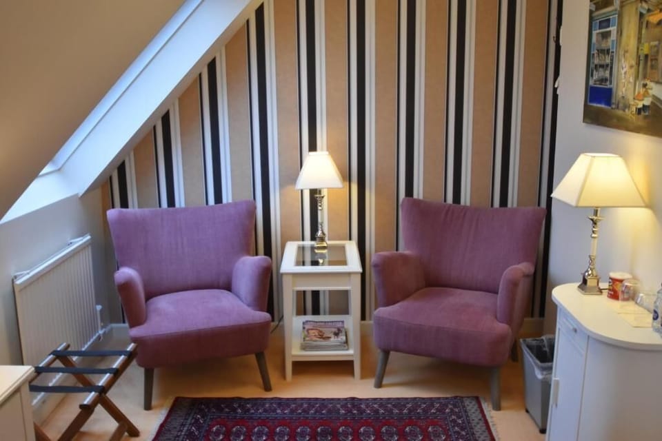 Comfort Double Room, 1 Queen Bed, Private Bathroom | Living area