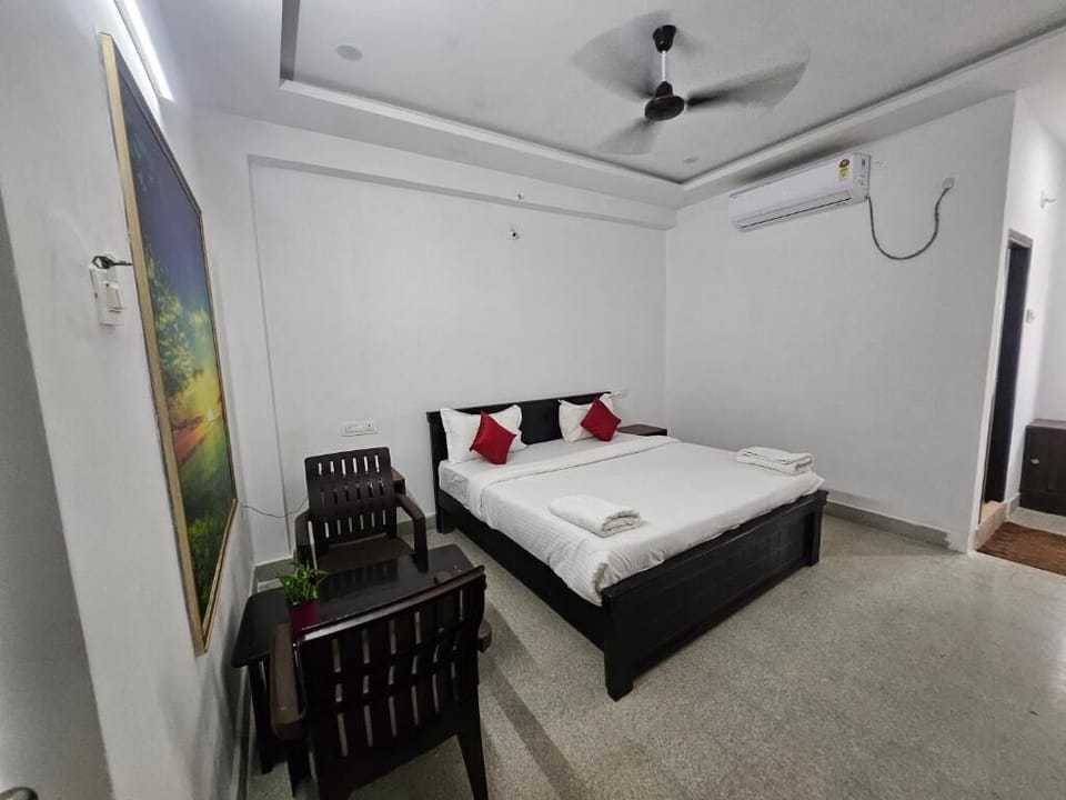Desk, laptop workspace, soundproofing, WiFi (free)