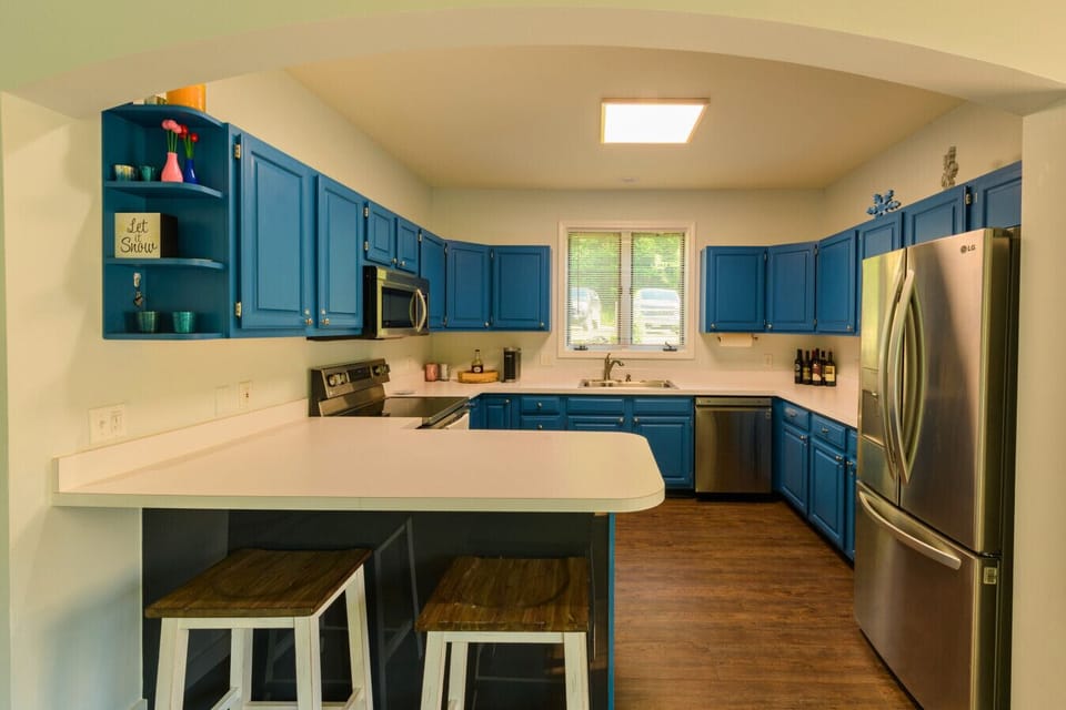 Fully stocked Kitchen with breakfast nook