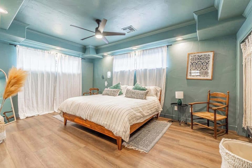 Stylish 2-bedroom Walking Distance to Downtown House in Reno