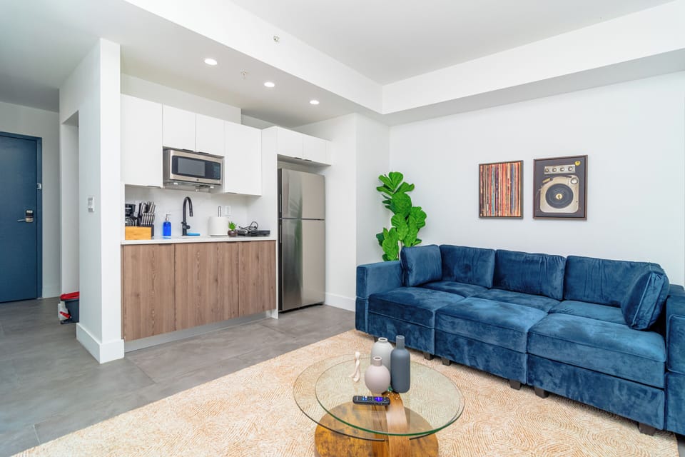 Deluxe Single Room, City View | Living area | TV