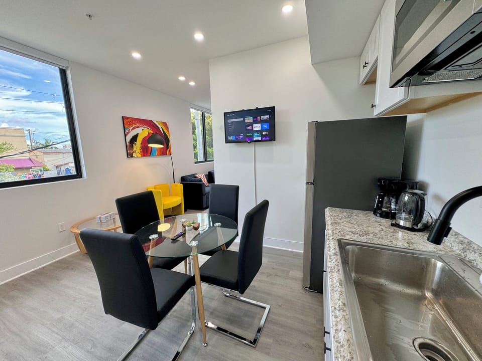 Comfort Studio, City View | In-room dining