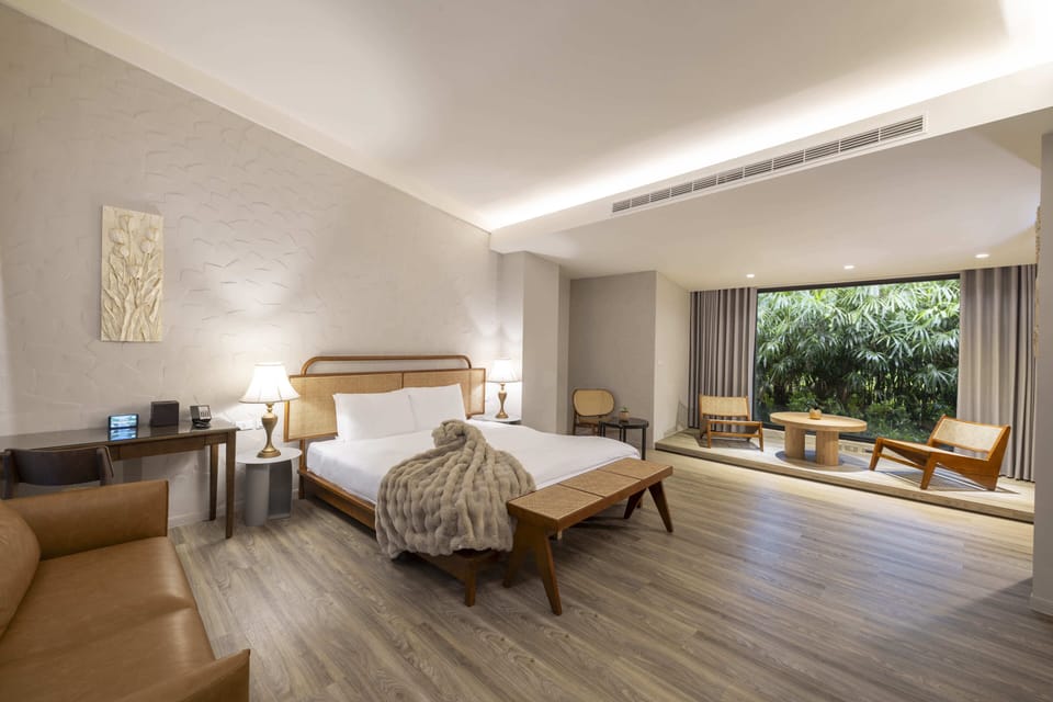 Zen Deluxe King | Down comforters, free minibar, in-room safe, blackout drapes