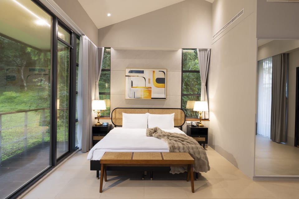 Leisure Villa | Down comforters, free minibar, in-room safe, blackout drapes