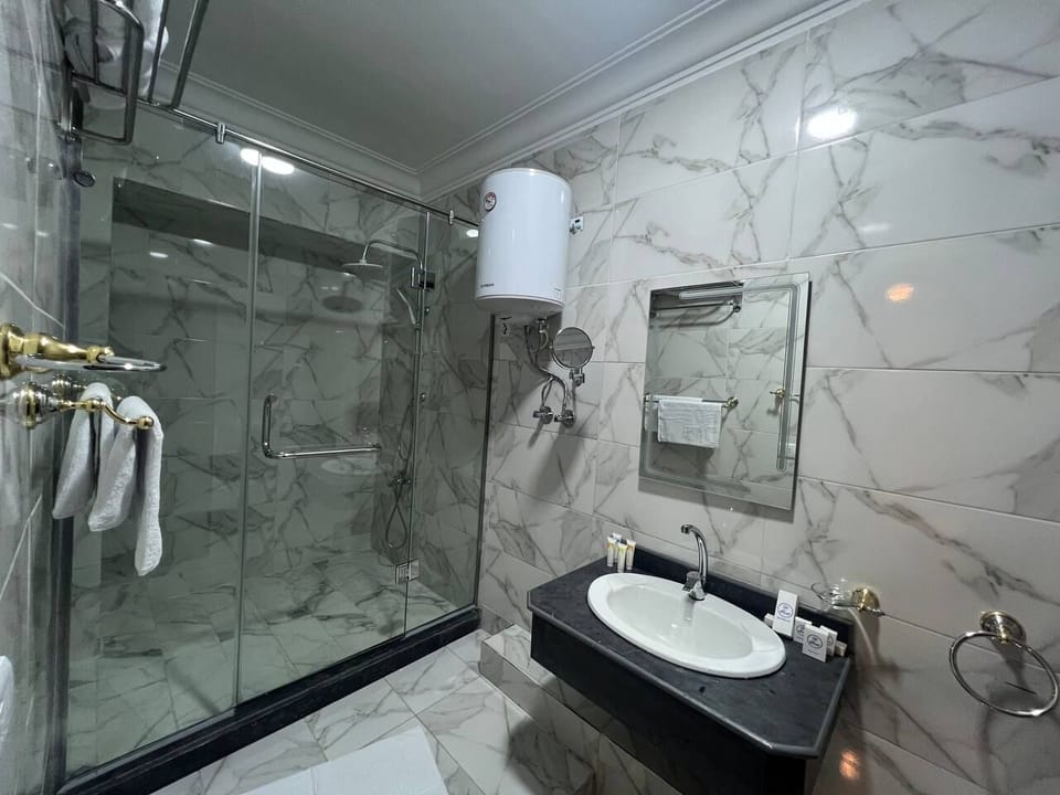 Combined shower/tub, free toiletries, hair dryer, towels