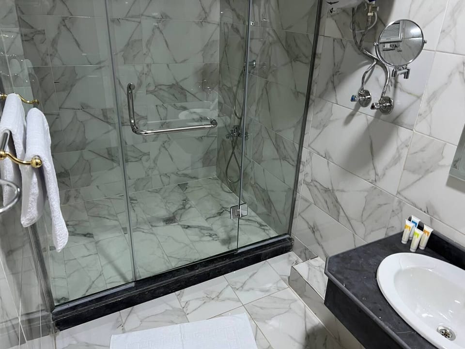 Deluxe Triple Room | Bathroom | Combined shower/tub, free toiletries, hair dryer, towels