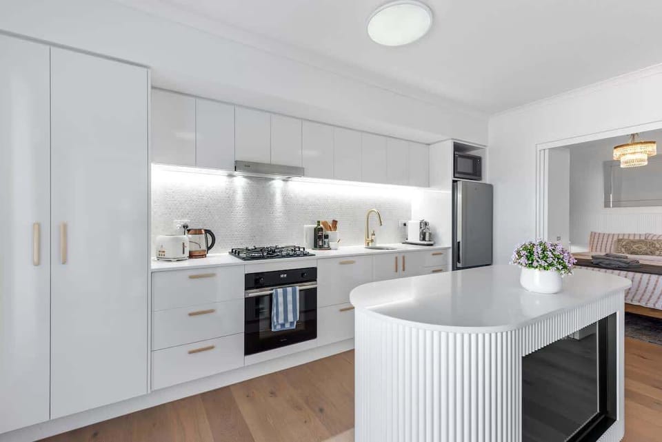 Modern kitchen - Gas cooking, Draw Dishwasher, Oven, Fridge, Microwave, Coffee Machine... 