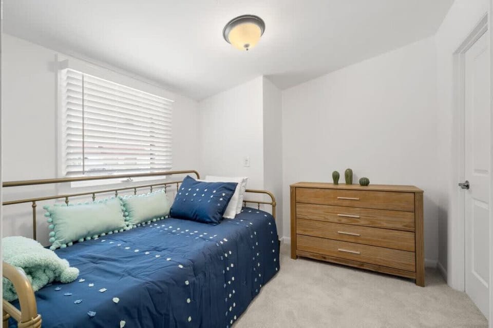Guest room with twin trundle