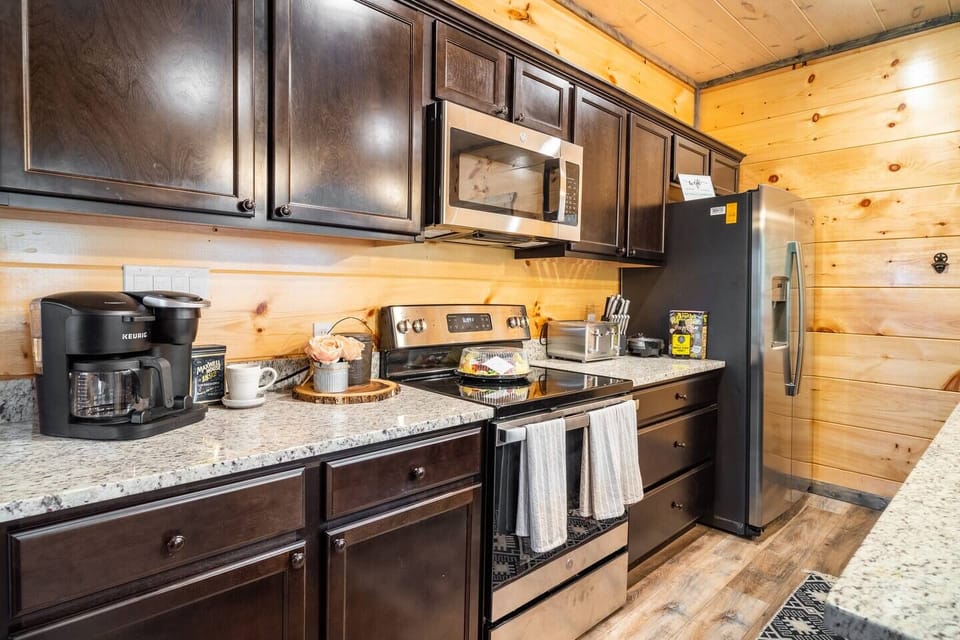 Full kitchen w/ supplies