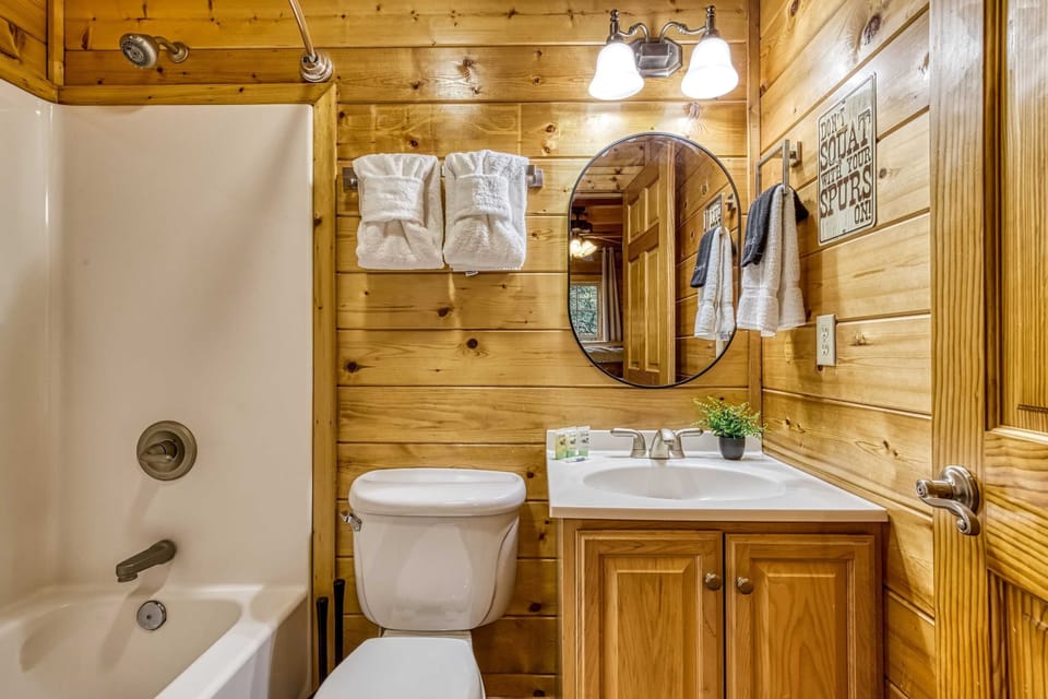 Gatlinburg Getaway - Private Theater Hot Tub Apartment in Gatlinburg