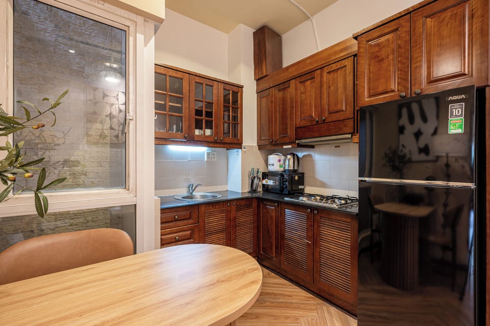 Deluxe Suite, City View | Private kitchen