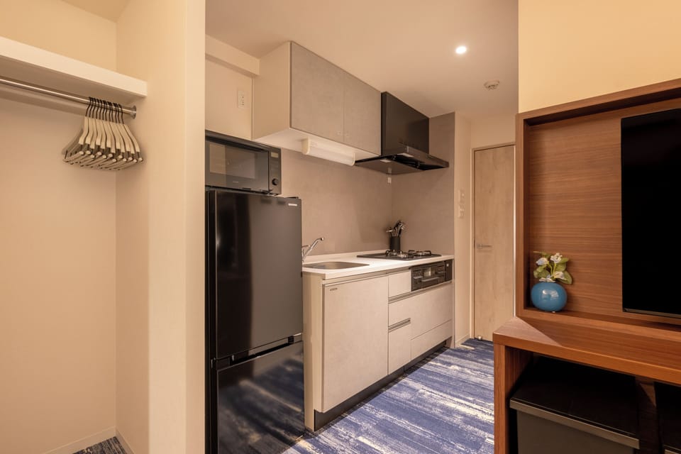Deluxe Twin Room | Private kitchen | Fridge, microwave, stovetop, cookware/dishes/utensils