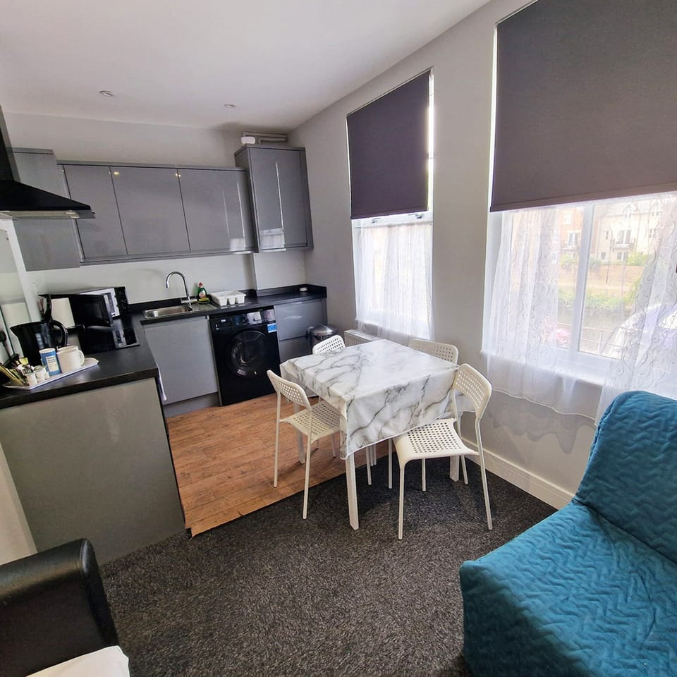 House | 1 bedroom, desk