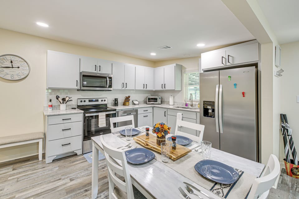 Dining Area | Dishware/Flatware