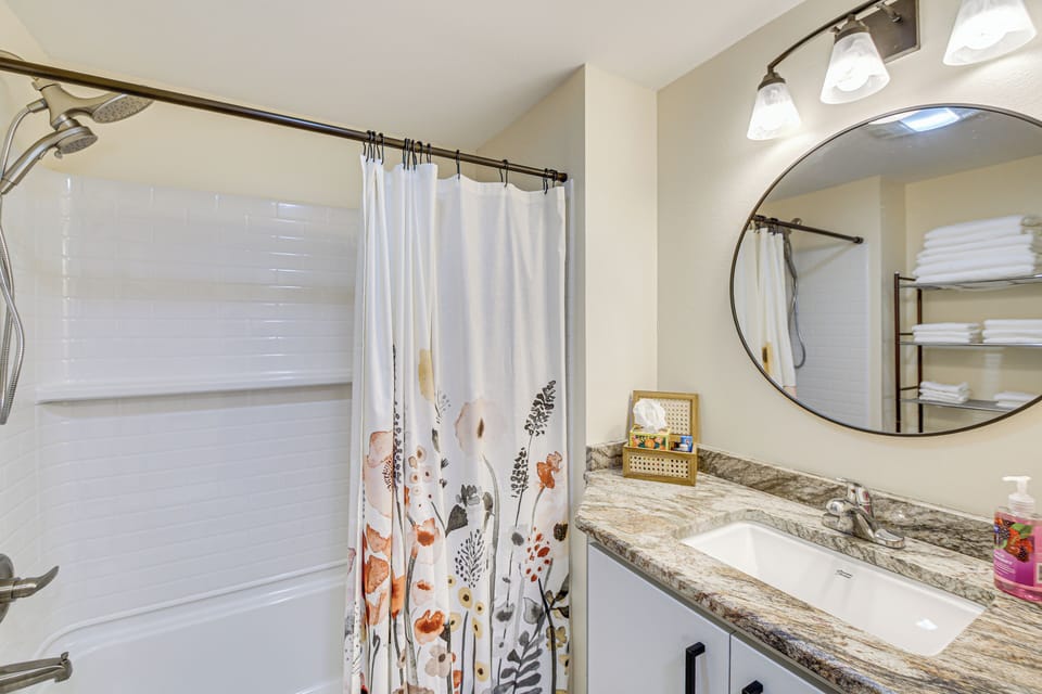 Full Bathroom | Complimentary Toiletries