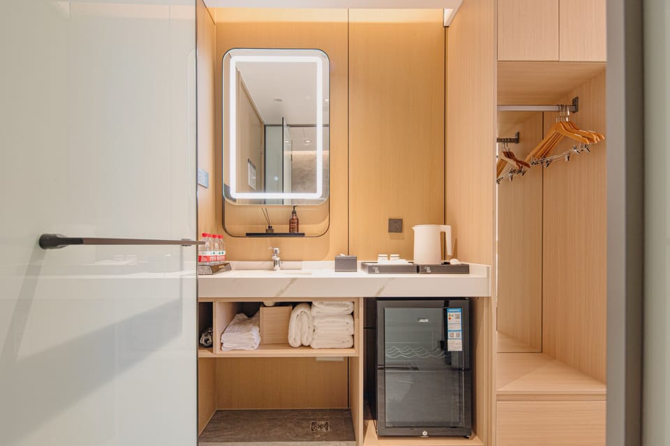 Deluxe Twin Room  (Two 1.5m Beds) | Bathroom | Shower, hair dryer, slippers, towels