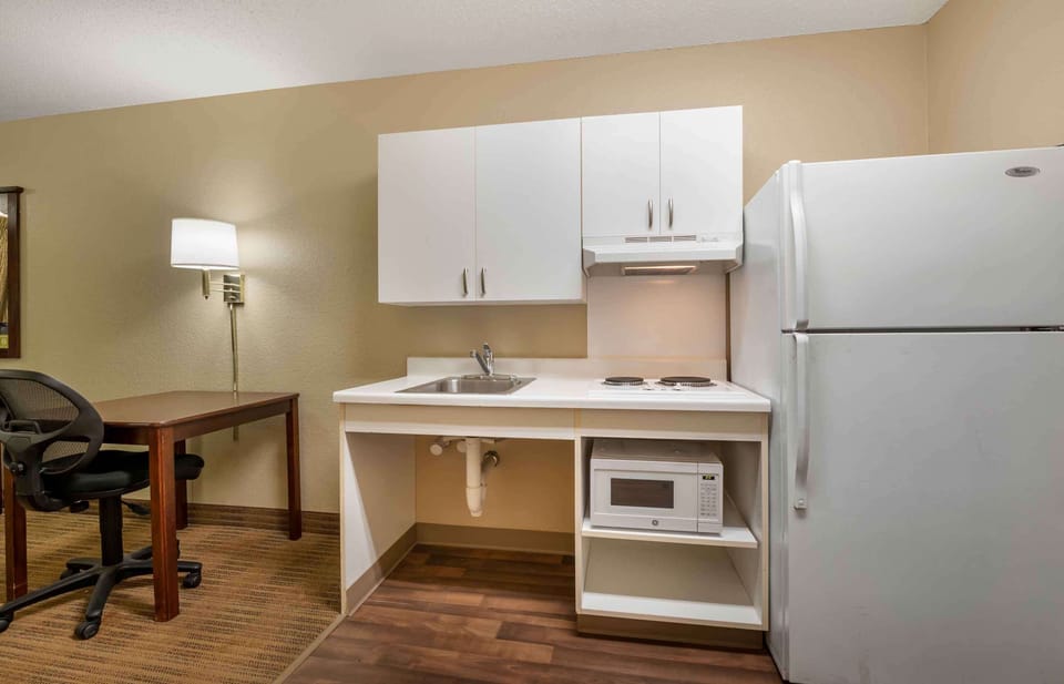 Studio, 1 Queen Bed, Accessible, Non Smoking | Desk, iron/ironing board, WiFi (free)