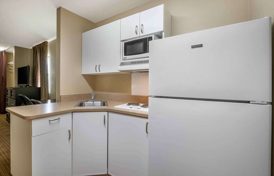 Studio, 1 Queen Bed, Non Smoking | Desk, iron/ironing board, WiFi (free)