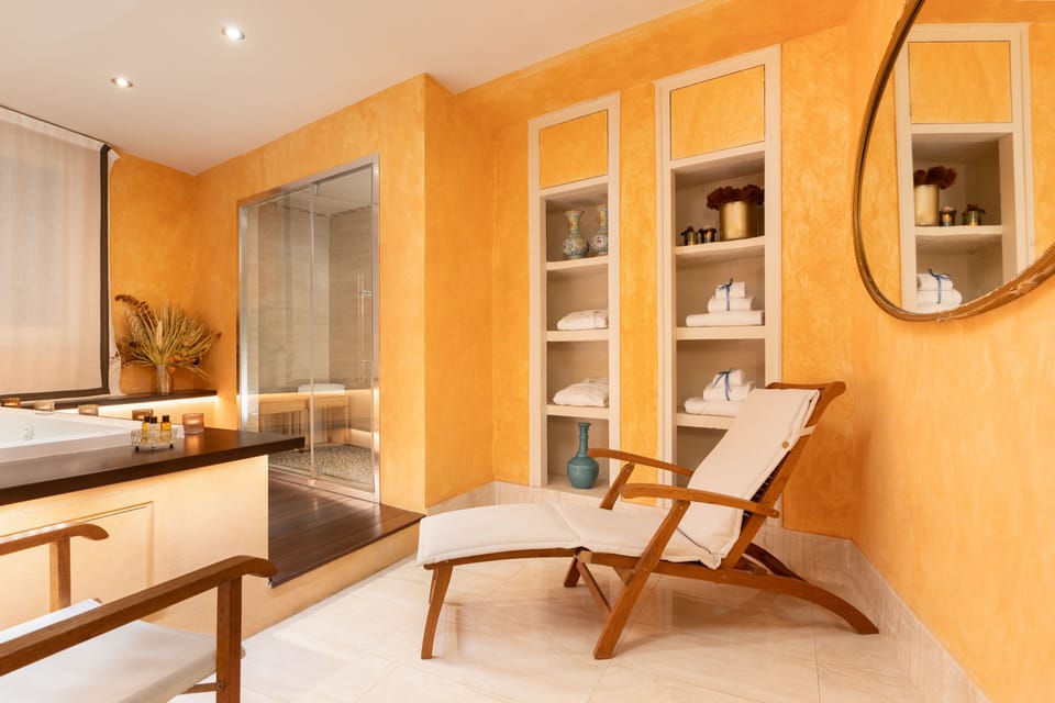 Deluxe Suite, Jetted Tub | Bathroom | Free toiletries, hair dryer, bathrobes, slippers