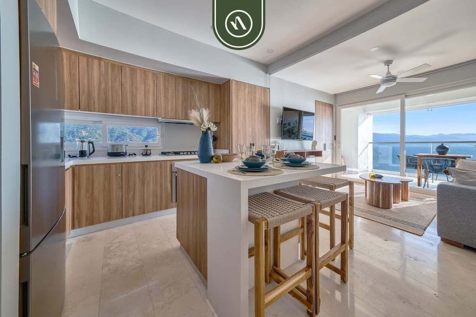 Open space combining comfort, light, and ocean views.