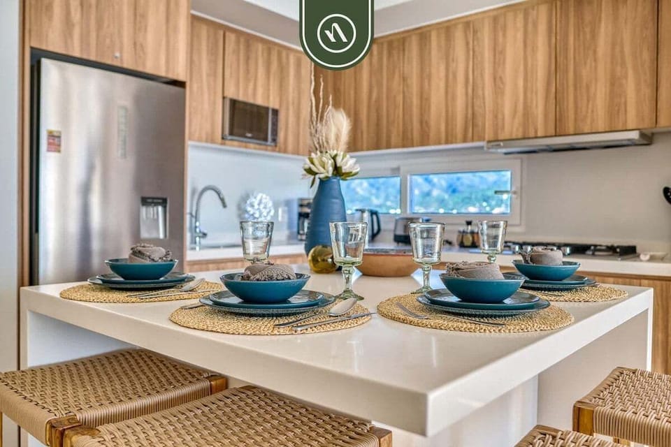 Open space combining comfort, light, and ocean views.