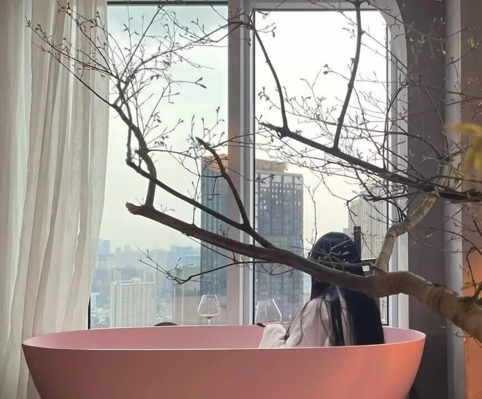 Deep soaking bathtub