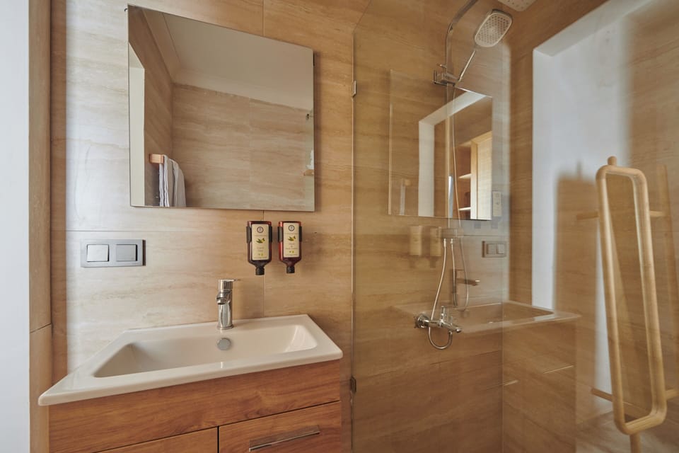 Superior Double Room, Sea View | Bathroom | Shower, towels, soap, shampoo