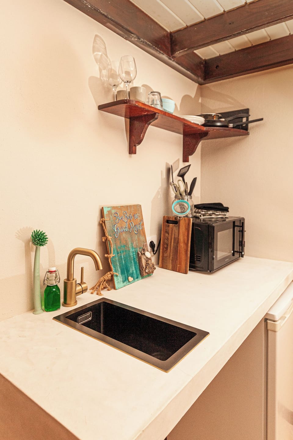 Standard Room, 1 King Bed | In-room safe, free WiFi, bed sheets