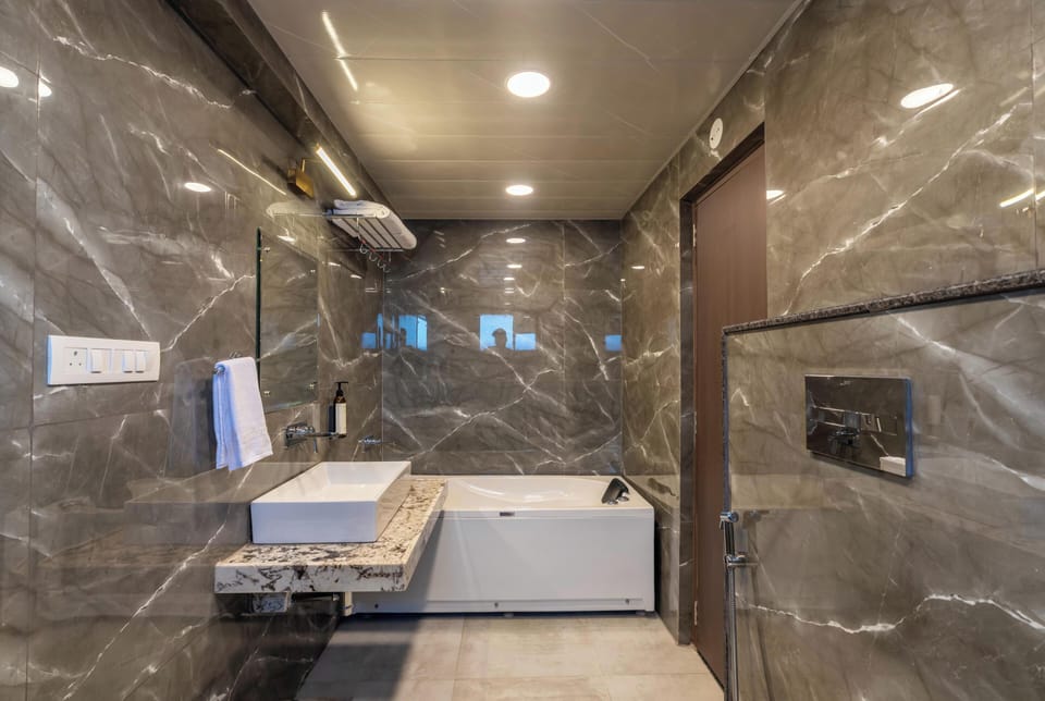 Deluxe Private Room with Jacuzzi and Ensuite Bathroom | Deep soaking bathtub