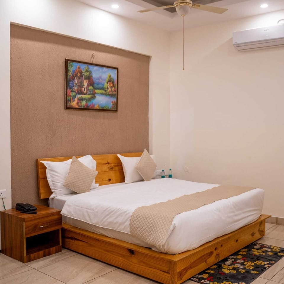 Junior Double Room | Egyptian cotton sheets, premium bedding, desk, laptop workspace