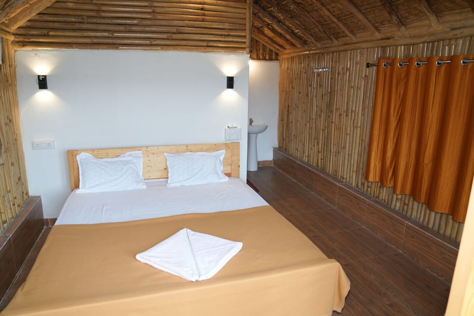 Deluxe Double Room, 1 King Bed, Garden View, Garden Area | WiFi (free), bed sheets