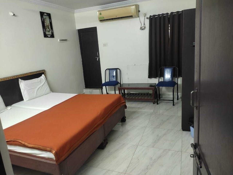 Double Room | In-room safe, laptop workspace, free WiFi