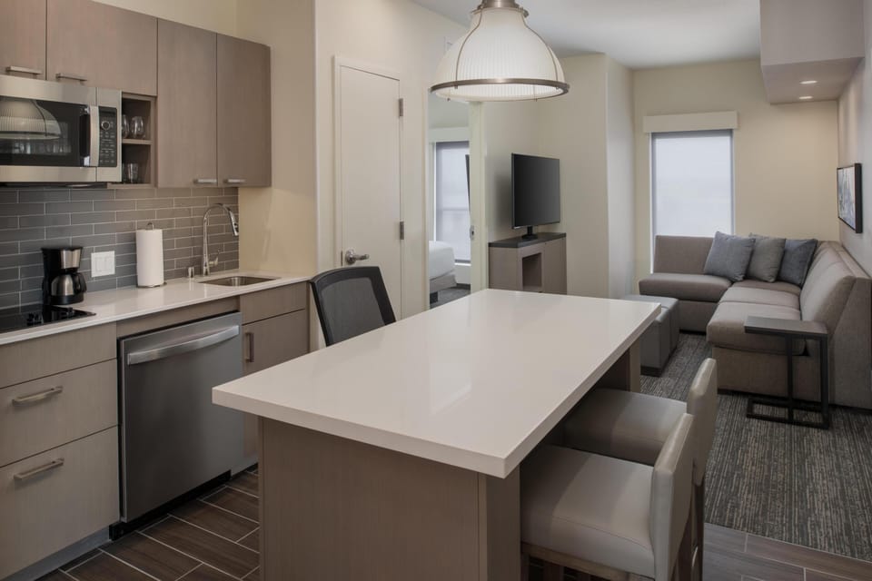 Suite, 1 Bedroom | Minibar, in-room safe, desk, blackout drapes